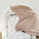 LullaLove Genombruten babyfilt 80x100 cm daisy caramel beige