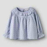 Lil' Atelier Barnblus för flickor med volang Zen Blue NMFTESSIE